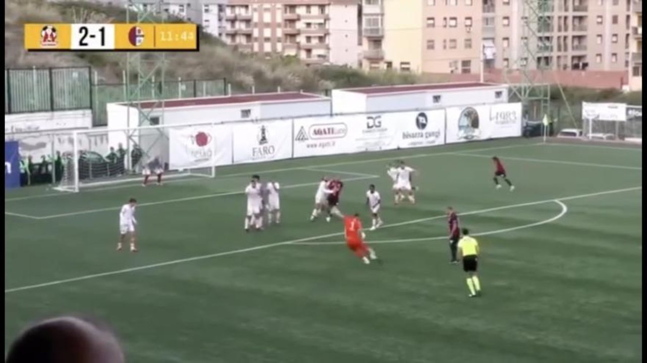 Portiere lascia il campo per proteste, poi rientra e segna un super gol