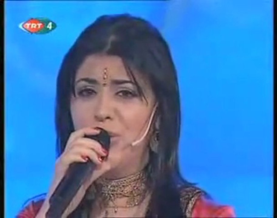 Zara- Bir kızıl goncaya benzer dudağın