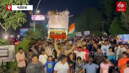 વડોદરા : વર્લ્ડ કપ વિજેતા રાધા યાદવનું અદ્ભુત સ્વાગત – રોડ શોમાં ઊમટ્યો ઉમટતો જનસમુદાય, ક્રિકેટરને ખભા ઉપર ઉચકી શહેર ઉત્સાહ મનાવ્યો