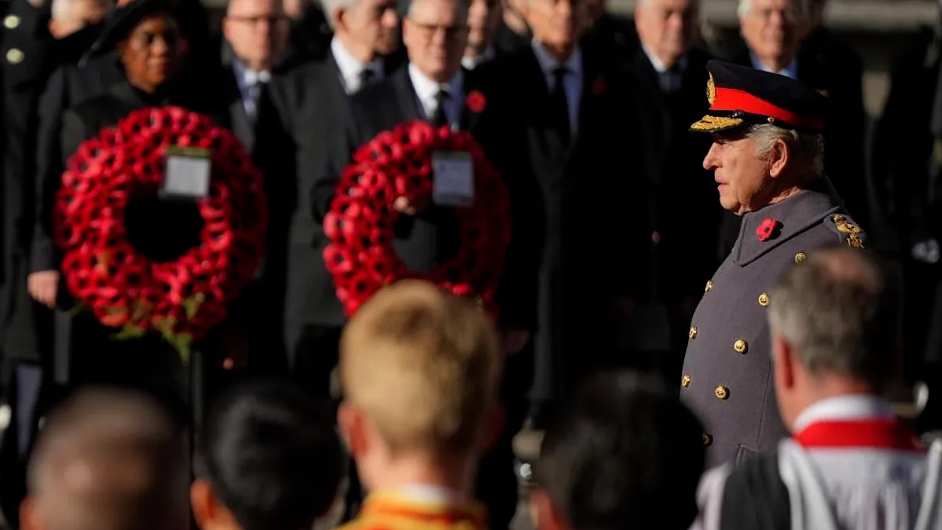 Como cada segundo domingo de noviembre, el Reino Unido celebra hoy el D�a del Recuerdo (Remembrance Day), una jornada de homenaje a los soldados ca�dos en las dos guerras mundiales y en conflictos posteriores. La atm�sfera brit�nica se ti�e de respeto y solemnidad mientras el rey Carlos III, acompa�ado por el pr�ncipe Guillermo y el pr�ncipe Eduardo, encabeza la ceremonia central en el Cenotafio de Londres.

Con su habitual puntualidad, el monarca lleg� al acto a las 12 del mediod�a, momento en el que comenz� el emotivo tributo. Entre los asistentes se encontraban tambi�n el primer ministro Keir Starmer, junto a miembros del Gobierno y ex primeros ministros como Rishi Sunak, David Cameron y Gordon Brown.

Siguiendo la tradici�n, la reina Camila y la princesa Catalina presenciaron la ceremonia desde un balc�n cercano, acompa�adas por Sof�a de Edimburgo y el pr�ncipe Eduardo de Kent, primo de la difunta reina Isabel II, quien a sus 90 a�os contin�a siendo un miembro activo de la familia real.

El acto, cargado de simbolismo y recogimiento, volvi� a recordar el sacrificio de quienes dieron su vida por la paz y la libertad del Reino Unido y de la Commonwealth.