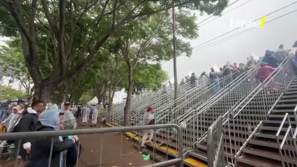 Entrada do público sob chuva em Interlagos