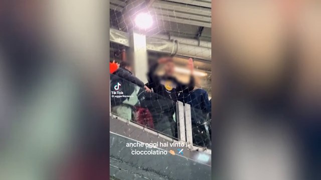 Tifoso della Juve mima un aereo che va a schiantarsi. Il riferimento è alla tragedia di Superga. La questura valuta il Daspo