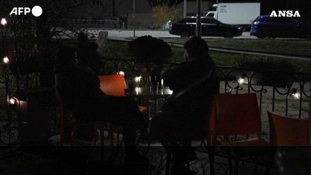 Ucraina al buio, aziende e commercianti di Kiev sopravvivono ai blackout