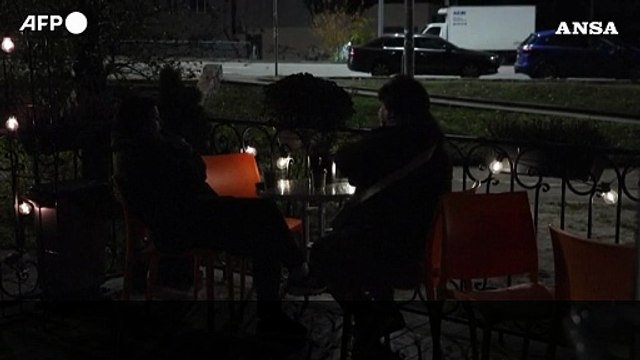 Ucraina al buio, aziende e commercianti di Kiev sopravvivono ai blackout