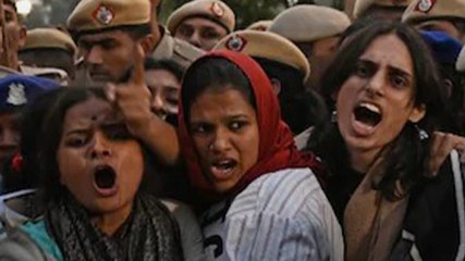 Delhi में प्रदूषण के खिलाफ India Gate पर प्रदर्शन, हिरासत में लिए गए कई प्रदर्शनकारी