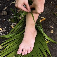 Just braided some leaves… and now I’ve got shoes 💅
