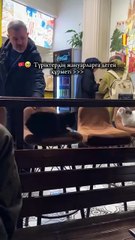 Yanlışlıkla kedinin uykusunu böldüğü için kediden özür dileyen adam 😊