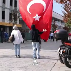 Türk bayrağını yere düşürür gibi yapıp vatandaşların tepkisini ölçen sosyal deney ve bayrağımızın düşmesine müsade etmeyen halkımız 🇹🇷