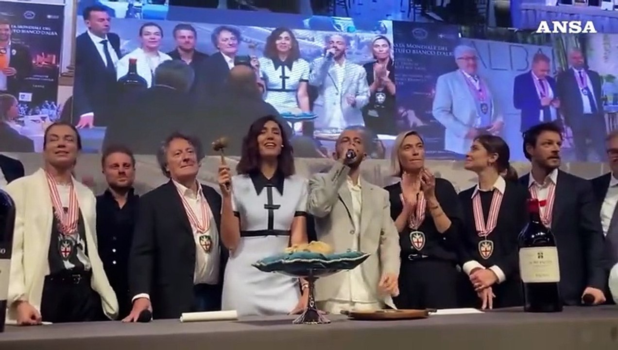 XXVI Asta Mondiale del Tartufo Bianco d'Alba: trifola di 1009 grammi battuta per 110 mila euro