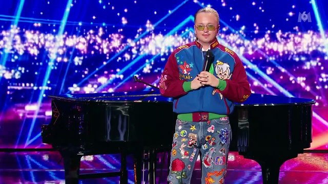 Antoine Délie, finaliste de The Voice reçoit une ovation du jury dans La France a un incroyable talent