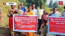 लातेहार में बिजली के लिए समाधि आंदोलन! गड्ढे बैठे कर ग्रामीणों ने किया प्रदर्शन