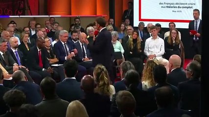 Emmanuel Macron souhaite « poser la question de l’anonymat » sur les réseaux sociaux et leur imposer de supprimer les « contenus qui sont faux ».