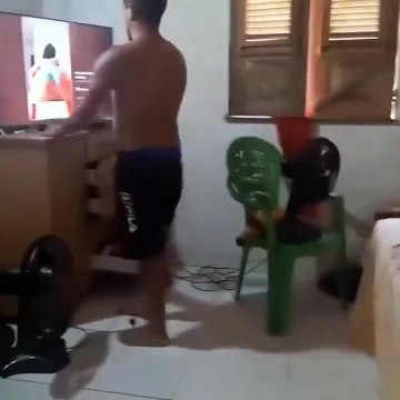 TV 8K đang loop em gái nhảy trend “mới nhất” cực gắt… 00:07 – Vợ lặng lẽ đứng sau, phát 1 câu duy nhất: “Đẹp bằng 1/10 em chưa mà anh dán mắt thế?” 😎🔥Tui cứng họng 5s, remote tuột mẹ xuống đất luôn 🤡💀