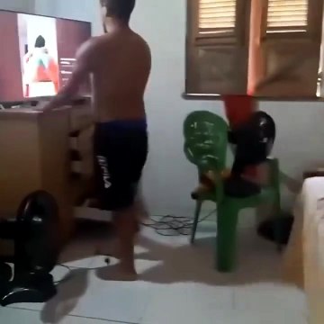 TV 8K đang loop em gái nhảy trend “mới nhất” cực gắt… 00:07 – Vợ lặng lẽ đứng sau, phát 1 câu duy nhất: “Đẹp bằng 1/10 em chưa mà anh dán mắt thế?” 😎🔥Tui cứng họng 5s, remote tuột mẹ xuống đất luôn 🤡💀