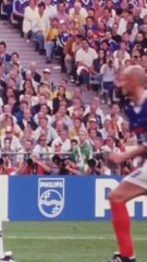 👑 Zidane devient roi.🛡️ Deschamps soulève la Coupe.🧤 Barthez devient muraille.🇫🇷 La France devient légende.Black – Blanc – Beur : une génération unie, un symbole fort, un rêve devenu réalité.