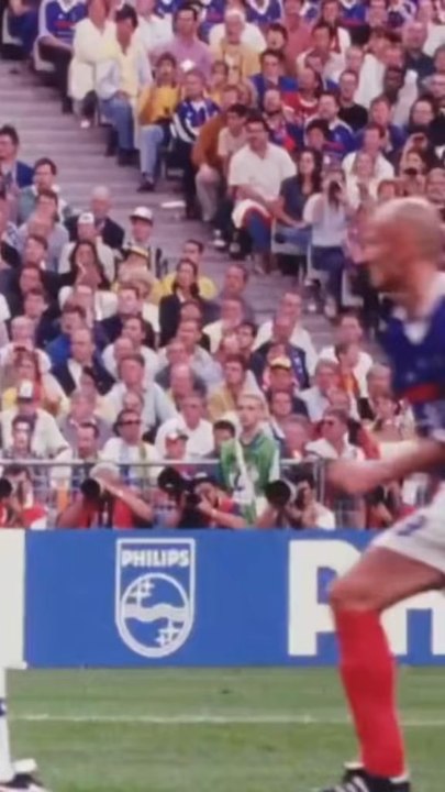 👑 Zidane devient roi.🛡️ Deschamps soulève la Coupe.🧤 Barthez devient muraille.🇫🇷 La France devient légende.Black – Blanc – Beur : une génération unie, un symbole fort, un rêve devenu réalité.