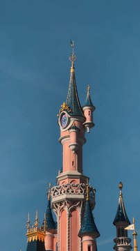 Être heureux c’est aussi passer un petit moment à Disneyland Paris pour observer les gens heureux, justement 🤭🏻