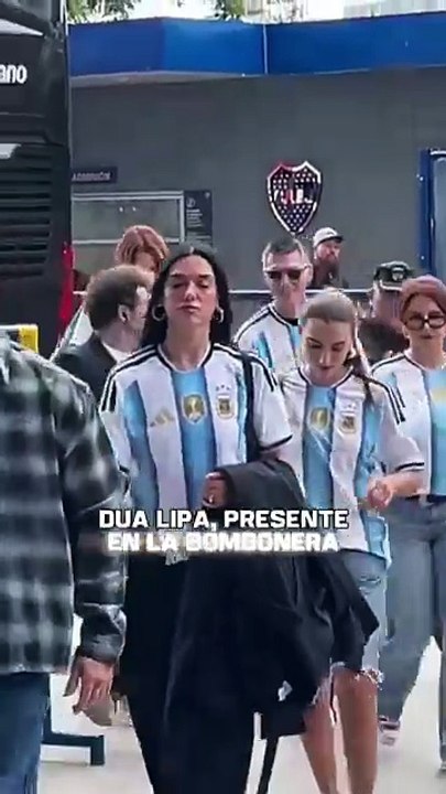 Dua Lipa estuvo en el Superclásico