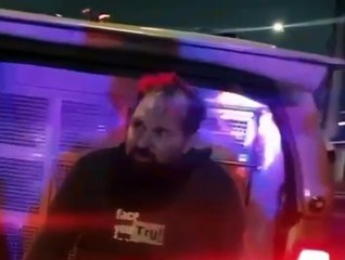 VÍDEO: Motorista é resgatado com vida após carros afundar em valeta