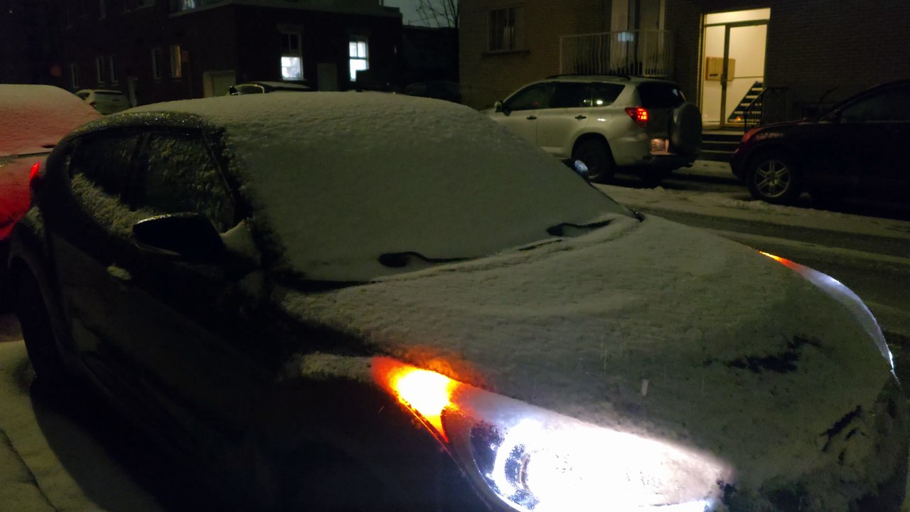 Nocturne Hivernal : La Première Neige Arrive à Montréal