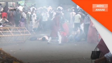 Protes guru di Dhaka ditindas, polis guna meriam air & gas pemedih mata