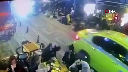 Genç kadın başka bir kadın tarafından sokak ortasında ateşe verildi!