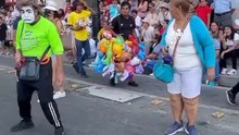 Hilarious Street Mime Trolls People in the Parade