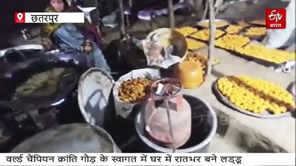 क्रांति गौड़ पर पुष्पवर्षा, पूरे गांव में बंटे लट्टू, आधी रात तक जश्न, सांसद VD शर्मा भी पहुंचे