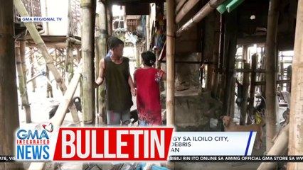 Mga residente sa mga coastal brgy sa Iloilo City, sinimulan nang linisin ang mga debris mula sa hagupit ng Bagyong #UwanPH | GMA Integrated News Bulletin
