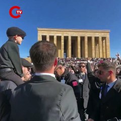 Görevliler, “Burası Kabir” diyerek Anıtkabir’de Andımızı okuyan kişilere uyarıda bulundu.