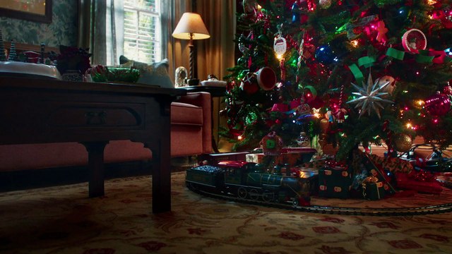 Michelle Pfeiffer pète un câble à Noël dans une comédie pour les fêtes : bande-annonce de Joyeux Noël, Maman ! (VF)
