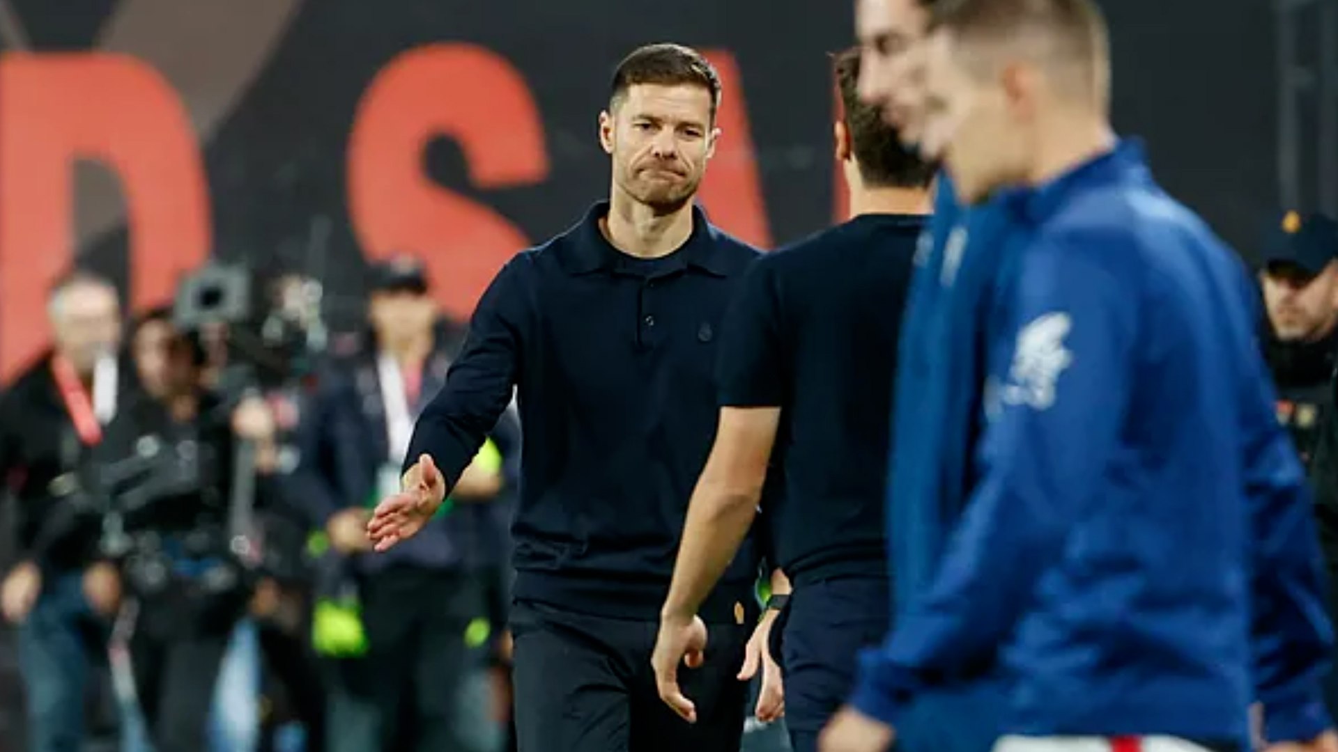 El entrenador del Real Madrid, Xabi Alonso, expres� su preocupaci�n tras el empate sin goles ante el Rayo Vallecano, un resultado que llega despu�s de la derrota frente al Liverpool. El t�cnico lament� una segunda mitad "descontrolada" y reconoci� que su equipo debe seguir mejorando para mantener el nivel competitivo. 

"En Vallecas siempre nos cuesta. El Rayo exige mucho y en la segunda parte fue un partido de transiciones que no pudimos controlar. Nos llevaron a un ritmo fren�tico en el que no logramos desequilibrar", explic� Alonso tras el derbi madrile�o. El entrenador se�al� que el encuentro lleg� justo despu�s del duelo en Anfield, pero descart� que el resultado se deba a factores emocionales: "La Liga se gana partido a partido. Hoy no se pudo, pero el equipo sigue estable y con mentalidad fuerte". 

Consciente de la exigencia del club, Alonso subray� la importancia de mantener la calma y seguir creciendo: "Esto es el Real Madrid. Hay que tener autocr�tica, exigencia y tambi�n mesura. Estamos en noviembre y queda mucho camino por recorrer". 

El t�cnico reafirm� su compromiso con la mejora constante del equipo y con un proyecto que busca equilibrio, ambici�n y resultados s�lidos.