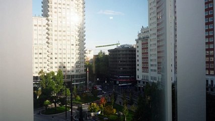 Una activista de Greenpeace camina sobre una cuerda a 30 metros en Madrid en el inicio de la COP30