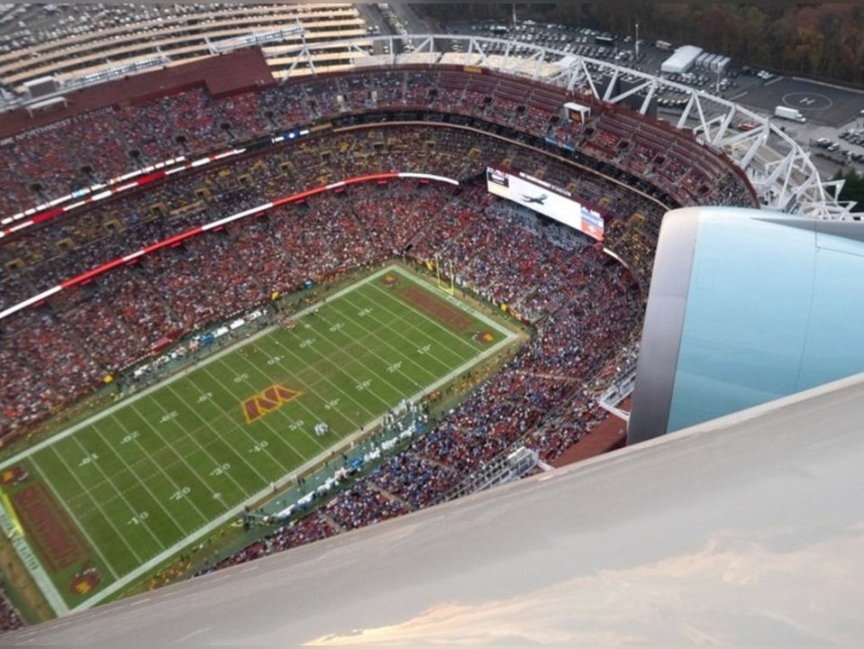 Air Force One mit Donald Trump schießt im Tiefflug über NFL-Stadion