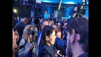 Napoli, Elly Schlein canta Bella Ciao al congresso Giovani Dem