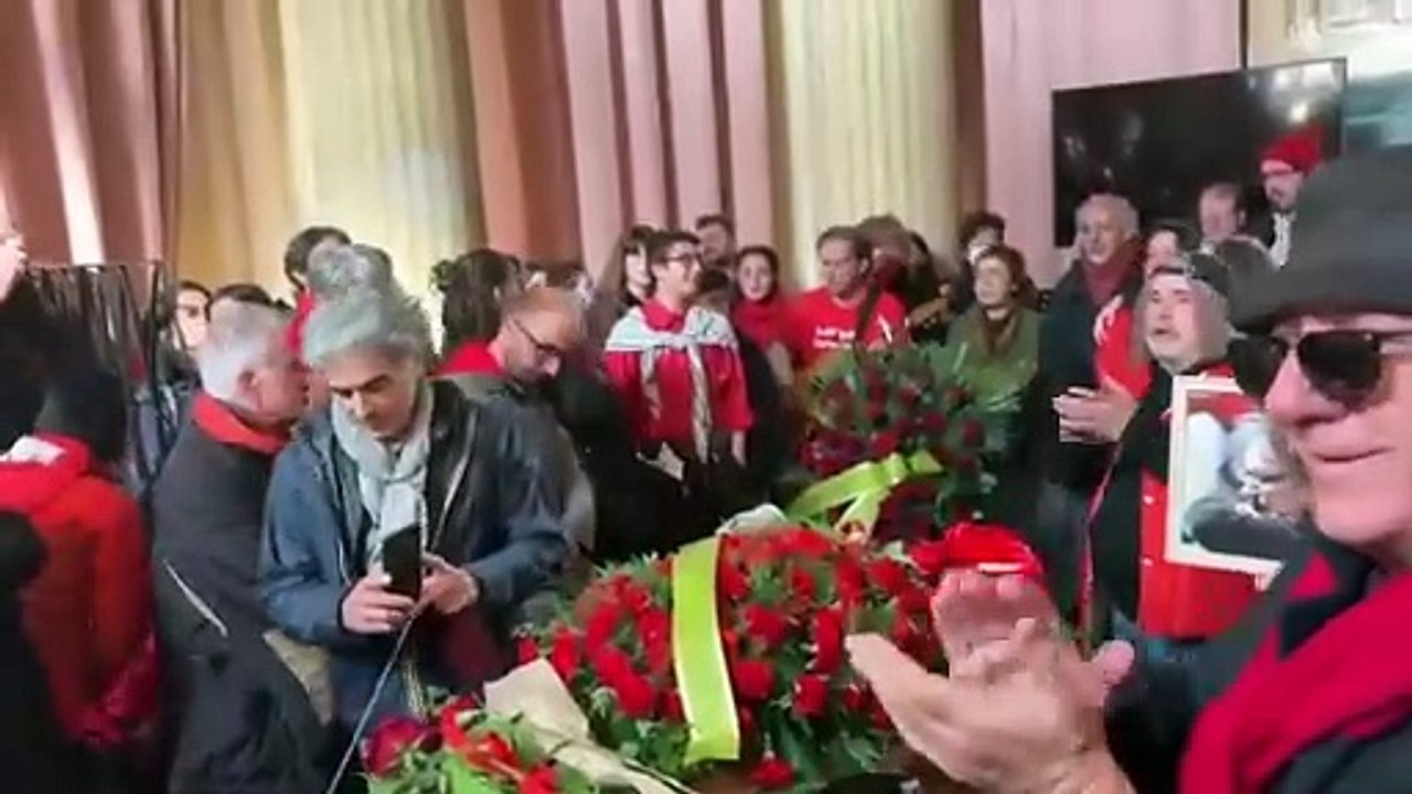 In Certosa l'addio a Giancarlo Vitali con il canto partigiano. Bella ciao, Ambrogio