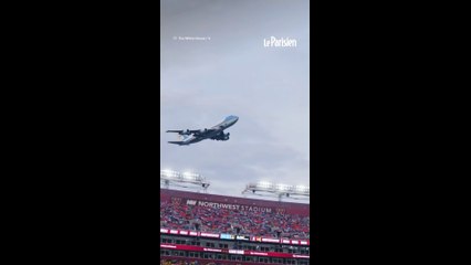 Trump survole un stade à bord d'Air Force One