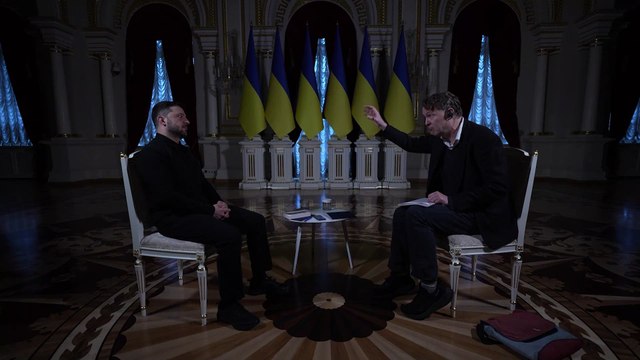 Light goes off during Zelenskiy interview amid power outages in Ukraine | FULL MOMENT