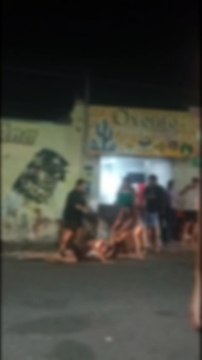 Mulheres se envolvem em pancadaria generalizada no meio da rua