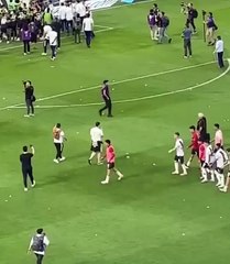 VIDEO: Maxi Salas ‘explota’ en la Bombonera y golpea a un hincha tras el Superclásico