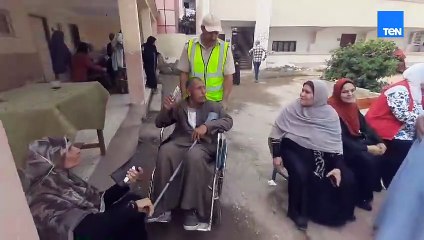 وسط تيسيرات من الهيئة الوطنية للانتخابات..  ناخب من ذوي الهمم يدلي بصوته في انتخابات مجلس النواب