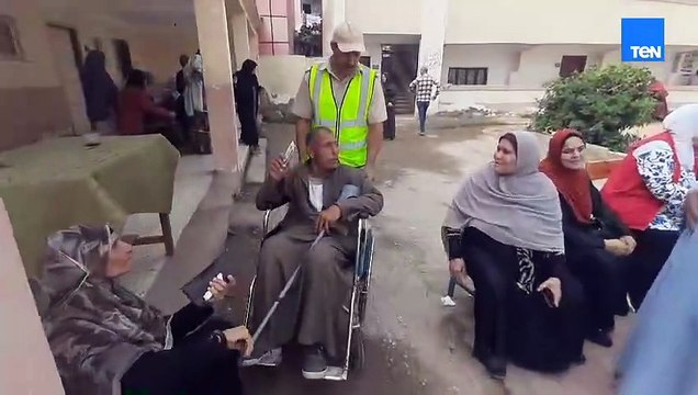 وسط تيسيرات من الهيئة الوطنية للانتخابات.. ناخب من ذوي الهمم يدلي بصوته في انتخابات مجلس النواب