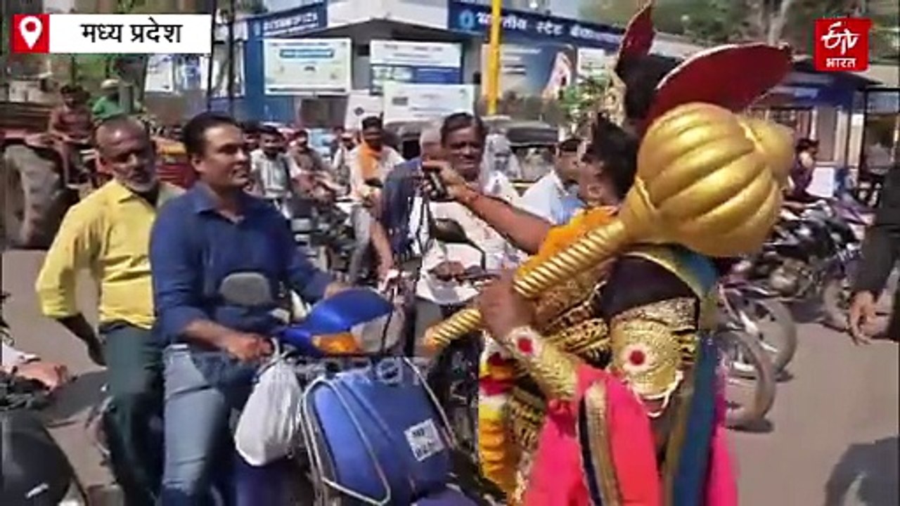 बुरहानपुर की सड़क पर उतरे यमराज!, वाहन चालकों को दी खास टिप्स