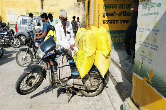रबी की फसलों के लिए यूरिया की बढ़ी डिमाण्ड, जीएसएस पर लगी किसानों की कतार