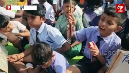 गांव में शराब दुकान खोलने का विरोध, तहसील कार्यालय में ग्रामीणों का प्रदर्शन