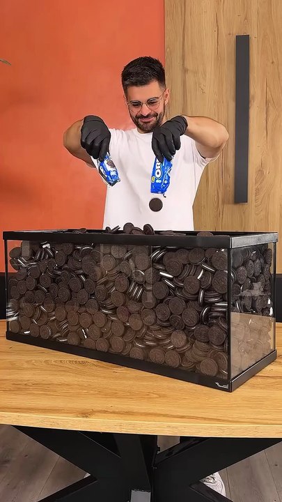 Eating 1000 Oreo 🍪