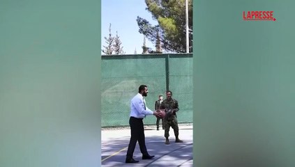 Il video di al-Sharaa che gioca a basket con il comandante del Centcom: le immagini