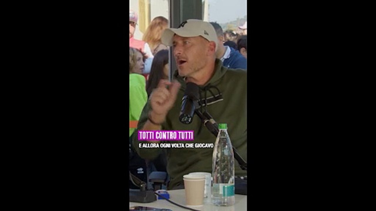 Calcio, Totti si racconta nel podcast di Cattelan: "Fine carriera? Come se giocassi contro tutto"