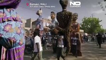 W obliczu kryzysu paliwowego i konfliktu gigantyczne kukły z Mali ożywiają Bamako i niosą nadzieję