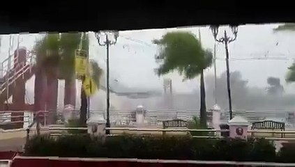 🌪El tifón Fung-Wong 'se ensaña' con un puente colgante en Filipinas